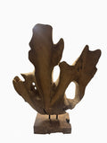 Verwachsene Holzskulptur