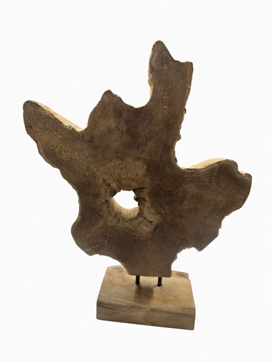 Kleeblattförmige Holzskulptur